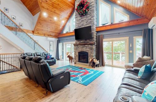 Boothbay House | Luxurious waterfront home with deck, firepit, hot tub, fireplace, & pool table