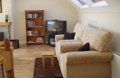 Downings Cottage | Luxurious Waterfront Holiday Homes with Private Pebble Beach & Free WiFi.