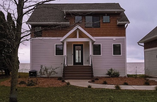 Green Bay House | Luxurious Waterfront Beach House Near Lambeau Field and Door County!