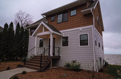 Green Bay House | Luxurious Waterfront Beach House Near Lambeau Field and Door County!