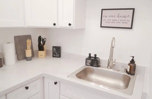 East Avenue Apartment | LuxuriousFloralStudio-HeartofEastAve -walkdowntown