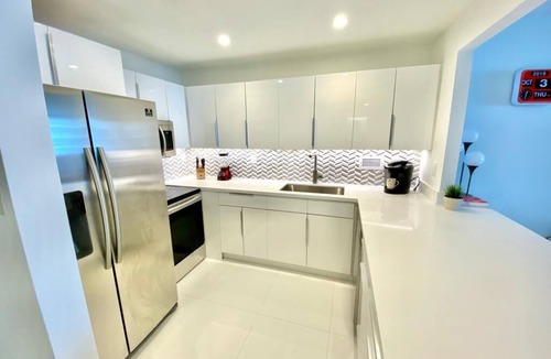 South Beach Condo | Luxury 1 Bedroom with Ocean View. 5 star amenities