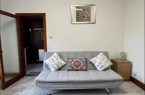 Dumfries Apartment | Luxury 1BR Flat Central Dumfries Self Check-in, Parking, Wi-Fi