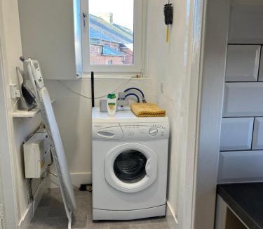 Dumfries Apartment | Luxury 1BR Flat Central Dumfries Self Check-in, Parking, Wi-Fi