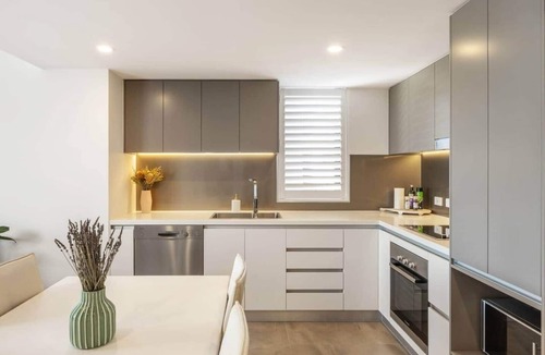 East Brisbane Apartment | Luxury 1BR Near Stadium Parking & Balcony