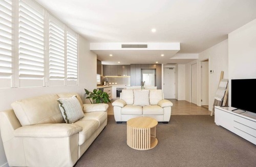 East Brisbane Apartment | Luxury 1BR Near Stadium Parking & Balcony