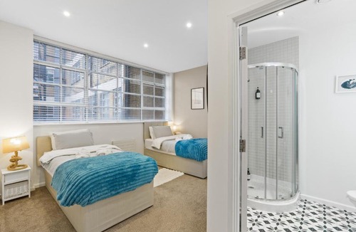 The Cultural Quarter Apartment | Luxury 2 Bed & 2 Bath, Near Beach By Stay Aura Vacation Rental Brighton & Hove
