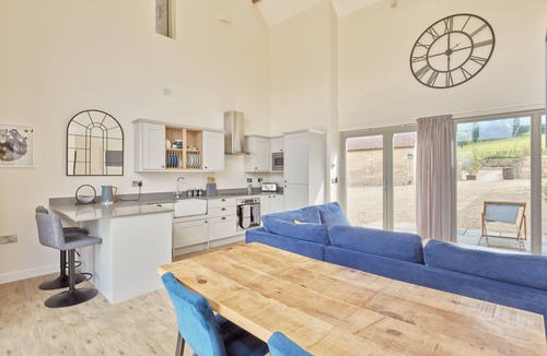 Haresfield House | Luxury 2-Bed Cotswolds Barn with Two Ensuite Kings