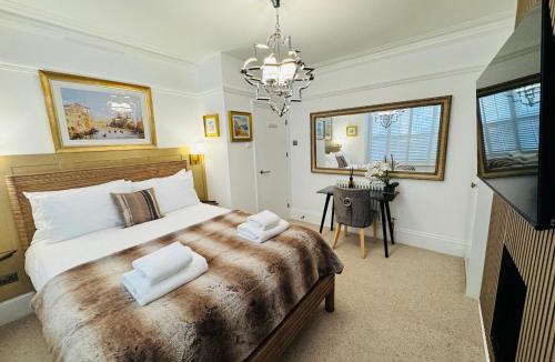 Christchurch Apartment | Luxury 2 Bed Designer Apartment & Garden
