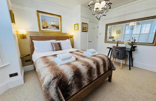 Christchurch Apartment | Luxury 2 Bed Designer Apartment & Garden