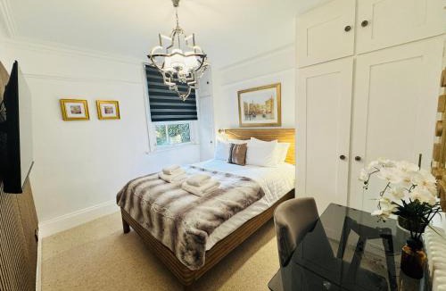 Christchurch Apartment | Luxury 2 Bed Designer Apartment & Garden