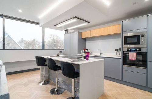 Penarth Condo | Luxury 2 Bed Duplex Apt w/Balcony, Gym & Parking
