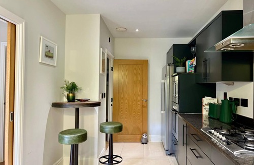 Beaconsfield Apartment | Luxury 2-Bed Gated Apartment in Beaconsfield with Parking & Premium Features