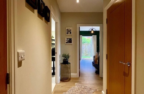 Beaconsfield Apartment | Luxury 2-Bed Gated Apartment in Beaconsfield with Parking & Premium Features
