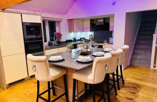 Belton House | Luxury 2 Bed Mitton Barn