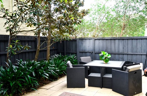 St. Kilda East Apartment | Luxury 2-bed unit with courtyard, in central Prahran