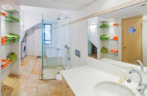 Emek Refaim Apartment | Luxury 2 Bedroom Delightful Garden