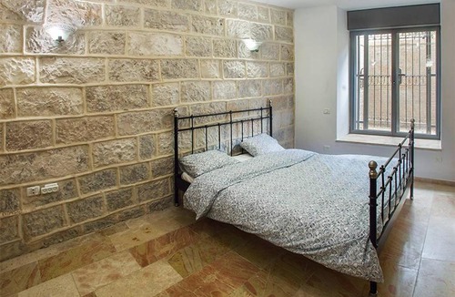 Emek Refaim Apartment | Luxury 2 Bedroom Delightful Garden