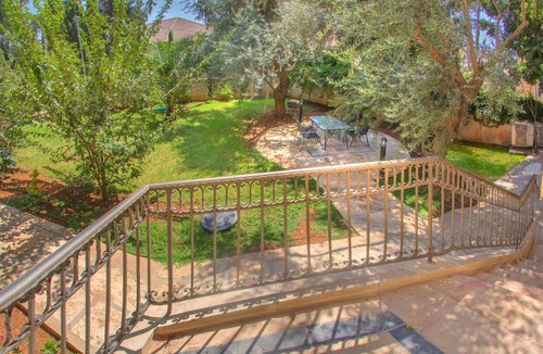 Emek Refaim Apartment | Luxury 2 Bedroom Delightful Garden