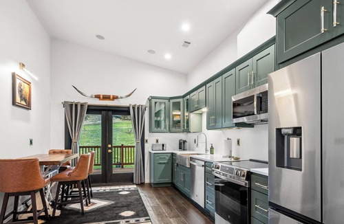 Jacksonville House | Luxury 2- Bedroom Farmhouse at Private Ranch By Vineyards & Lake