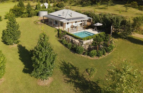 Wollombi Villa | Luxury 2 bedroom house and private pool
