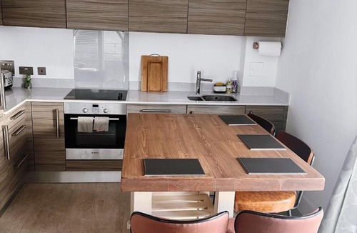 Highams Park Apartment | Luxury 2-Bedroom London Apartment, 25mins to Liverpool Street, Balcony, Free Parking