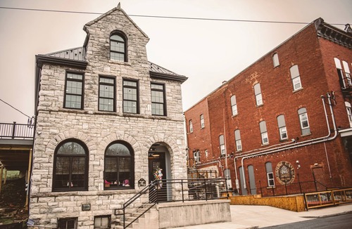 Roaring Spring Apartment | Luxury 2-bedroom B&B near the beautiful Spring Dam in Roaring Spring