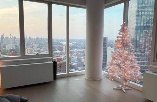 Hunters Point House | Luxury 2 beds 2 baths Corner Apartment Breathtaking City Views Modern Retreat