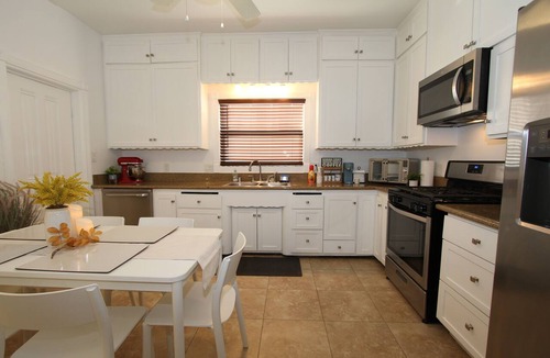Whittier Apartment | Luxury 2-BR/2-Bath Apt. In Uptown Whittier, Nearby Disneyland, Knotts Berry Farm