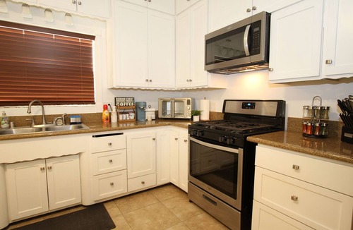 Whittier Apartment | Luxury 2-BR/2-Bath Apt. In Uptown Whittier, Nearby Disneyland, Knotts Berry Farm