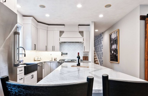 Bartlett House | Luxury 2 King Suites - Storyland - Hike - Hot Tub - Chef Kitchen -Sleeps 12