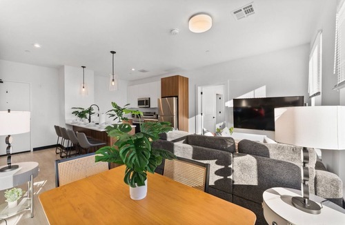 Everett Apartment | Luxury 2bd/2ba near Boston u89t
