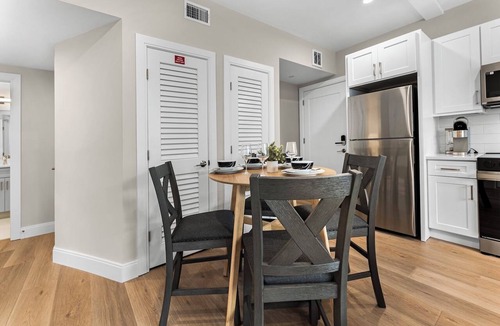 Prospect Hill Apartment | Luxury 2bd/2ba near Cabmridge 8s89