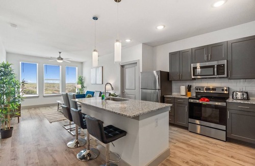 Stony Ridge North Apartment | Luxury 2BD/2BA Next to Airport dpp6