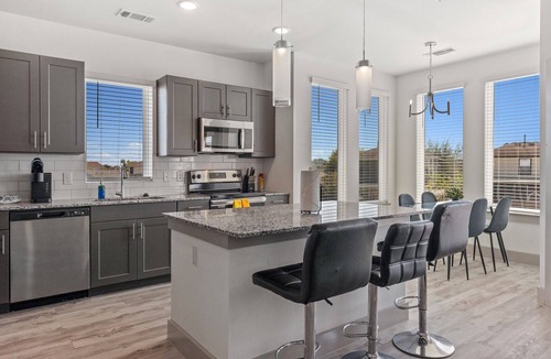 Stony Ridge North Apartment | Luxury 2BD/2BA Next to Airport 5chu