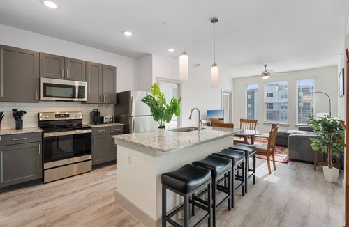 Stony Ridge North Apartment | Luxury 2BD/2BA Next to Airport 0i16