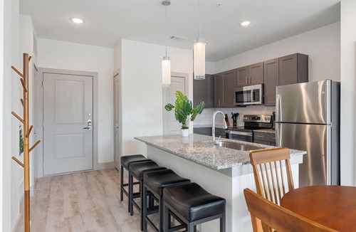 Stony Ridge North Apartment | Luxury 2BD/2BA Next to Airport 0i16