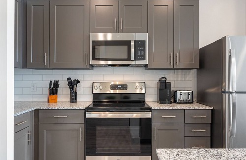 Stony Ridge North Apartment | Luxury 2BD/2BA Next to Airport 0i16