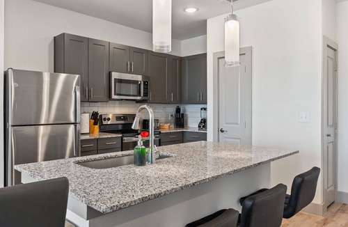 Stony Ridge North Apartment | Luxury 2BD/2BA Next to Airport 0zzd