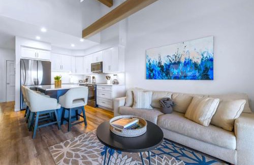 Savannah House | Luxury 2Bdr Beachfront Condo on Spotts Beach