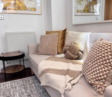 Woolwich Apartment | Luxury 2Bed, 2Bath Flat in Greenwich London
