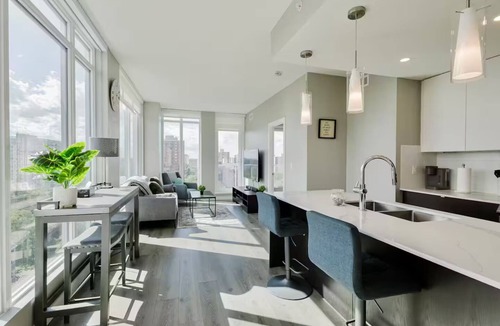 North Central Edmonton Apartment | Luxury 2bed 2Bath, King bed, Dt Views