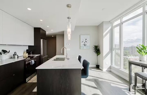 North Central Edmonton Apartment | Luxury 2bed 2Bath, King bed, Dt Views