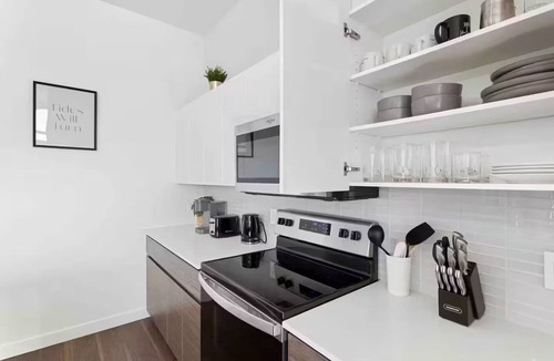 Whyte ave Apartment | Luxury 2BR, 10ft ceiling, 5 mins from Dt