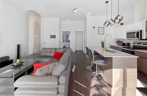 Whyte ave Apartment | Luxury 2BR, 10ft ceiling, 5 mins from Dt