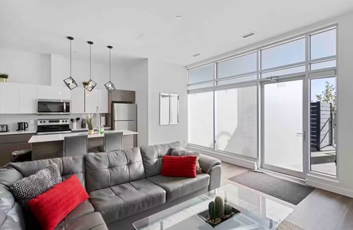 Whyte ave Apartment | Luxury 2BR, 10ft ceiling, 5 mins from Dt