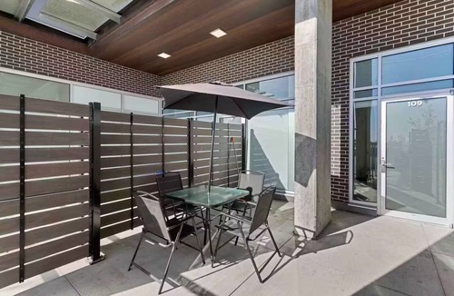 Whyte ave Apartment | Luxury 2BR, 10ft ceiling, 5 mins from Dt