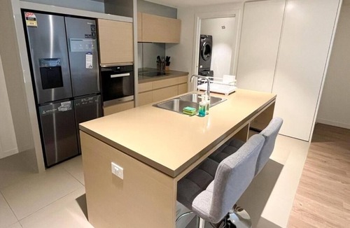Docklands Apartment | Luxury 2BR 2B Docklands Bright & Modern Apt - Free Covered Parking, 2p sofa bed