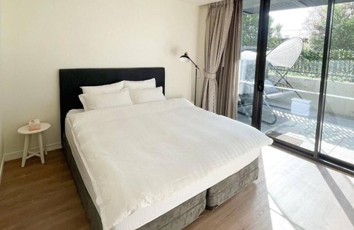 Docklands Apartment | Luxury 2BR 2B Docklands Bright & Modern Apt - Free Covered Parking, 2p sofa bed