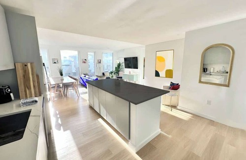 Hoboken Apartment | Luxury 2BR/2BA- Elevator- Gym- 15 min to NYC